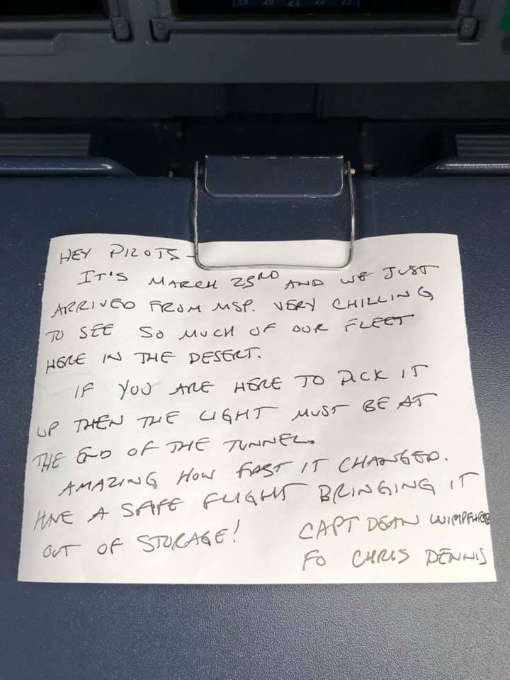 Пилот откри плашеща бележка от колеги в кабината на екипажа 