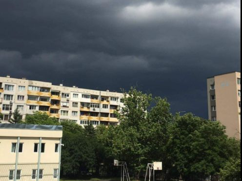 Небето се разтвори: Мощна буря с градушка удари София СНИМКИ