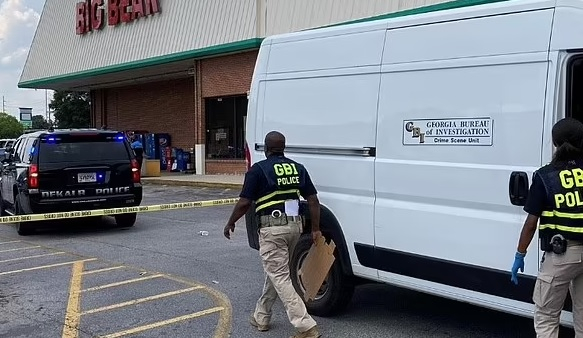 Мъж застреля касиерка в супермаркет заради предпазна маска СНИМКИ