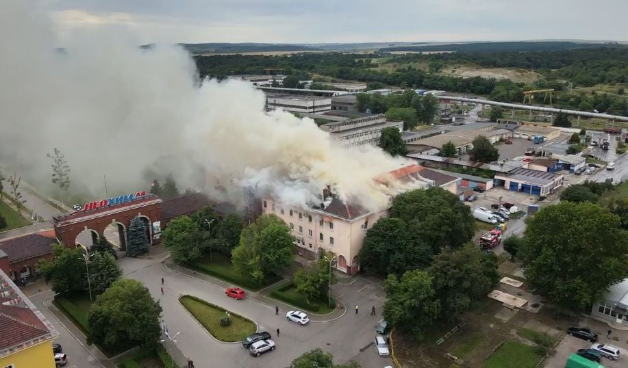 Огромен пожар бушува в завод "Неохим" в Димитровград, тече евакуация ВИДЕО