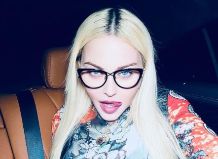 Мадона втрещи мрежата със СНИМКИ 18+ по бельо 