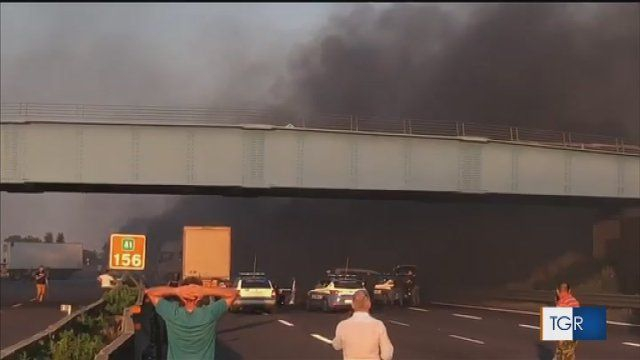 Като на кино! Бандити блокираха магистрала в Италия, за да.., ВИДЕО