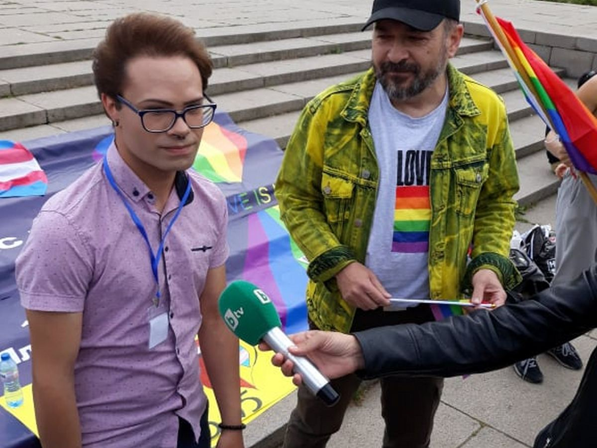 Гей активистът Руси Милев проговори за скандала с наръгания си брат