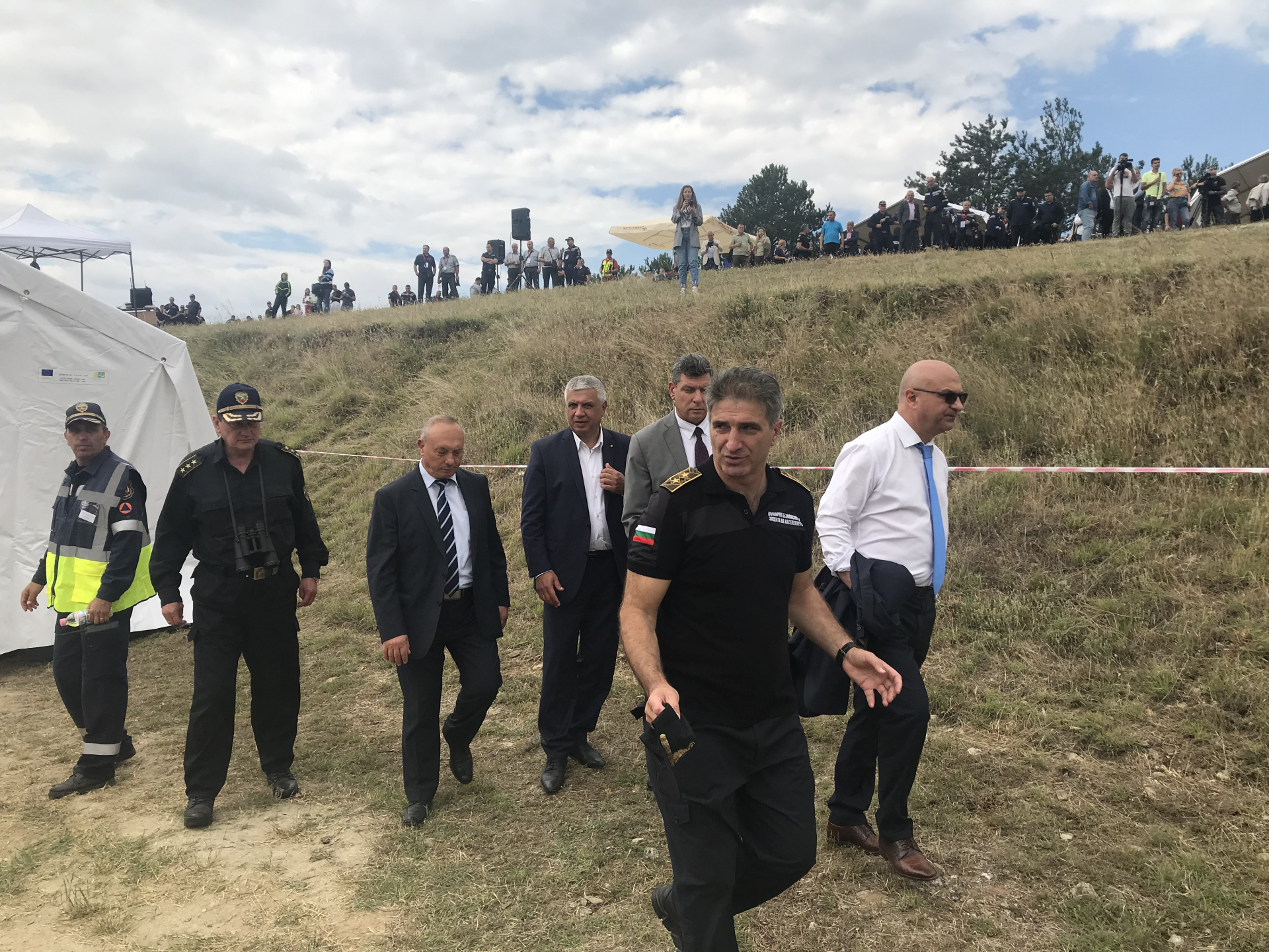  Самолет със 150 души на борда кацна аварийно над село Поленица и избухна в пламъци ВИДЕО