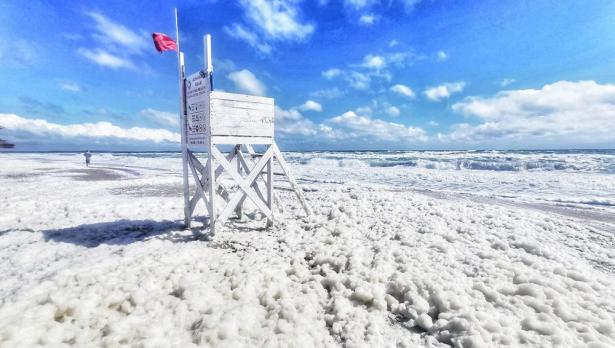 Феномен край Шабла - бяла пяна изплува на брега