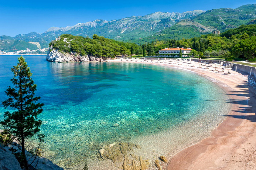 Ето какви тежки забрани и цени има на най-скъпият плаж в Черна гора