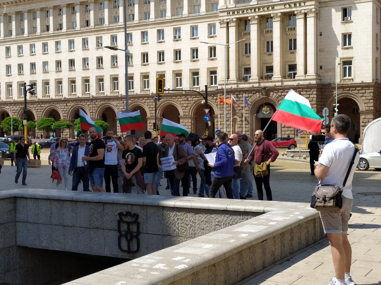 Ври и кипи под прозорците на Радев, докато говори със Заев! Ето какво се случва СНИМКИ