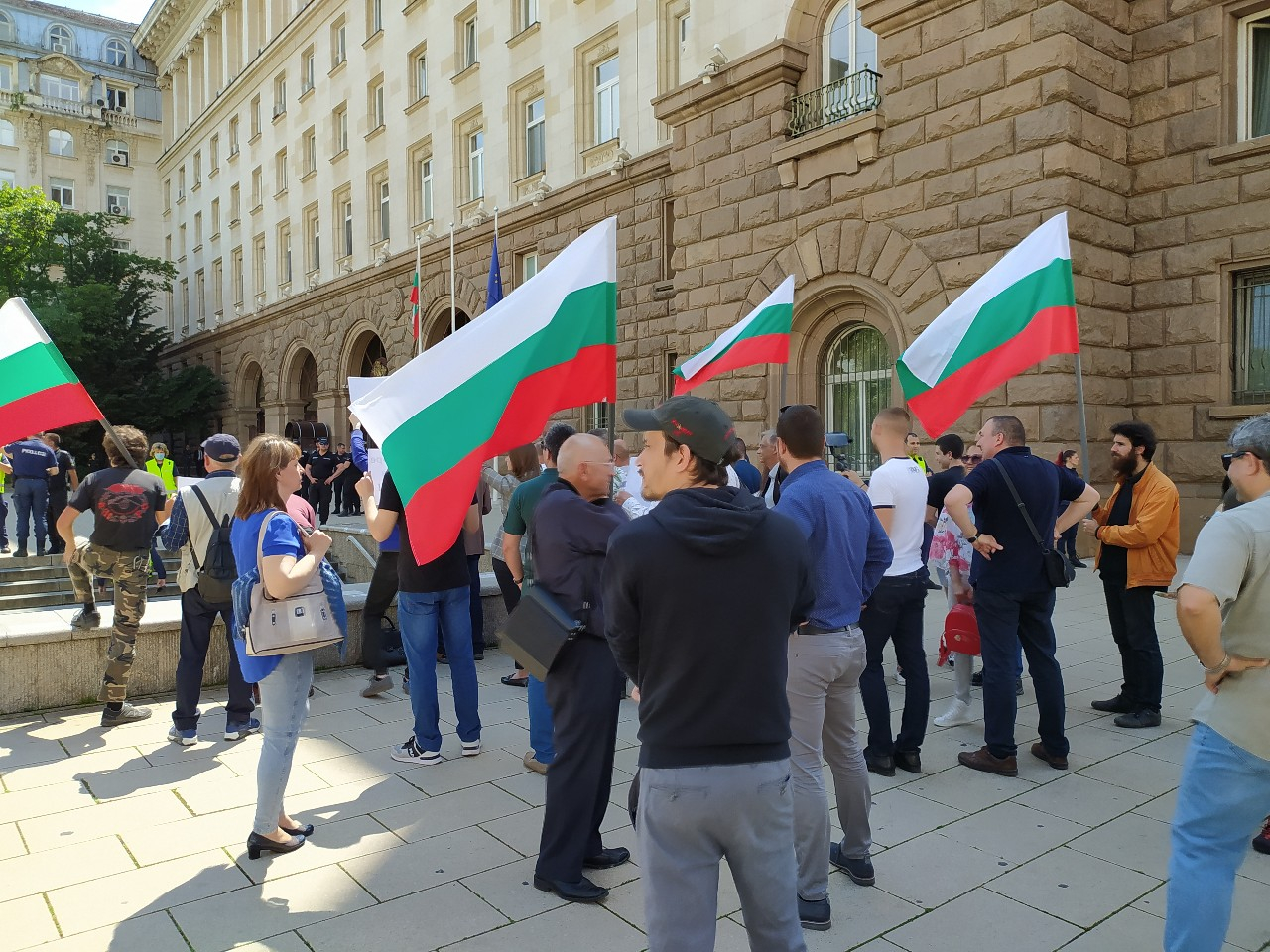 Ври и кипи под прозорците на Радев, докато говори със Заев! Ето какво се случва СНИМКИ