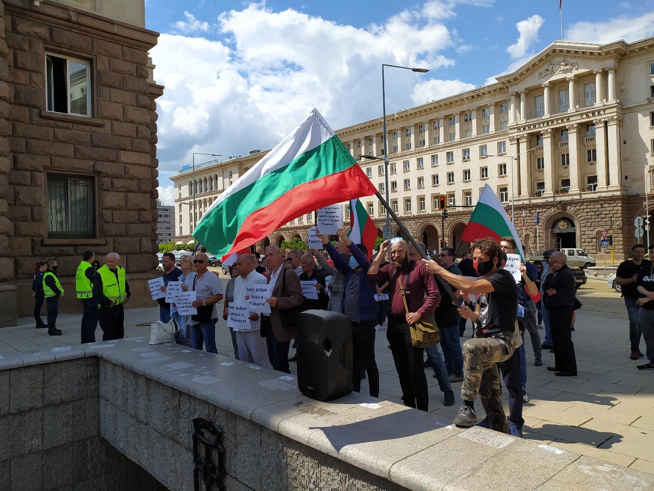 Ври и кипи под прозорците на Радев, докато говори със Заев! Ето какво се случва СНИМКИ