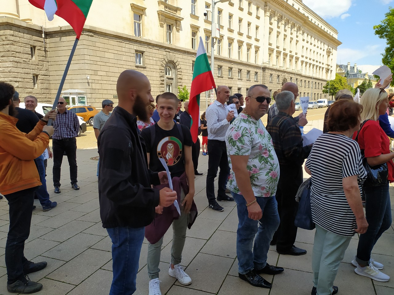 Ври и кипи под прозорците на Радев, докато говори със Заев! Ето какво се случва СНИМКИ