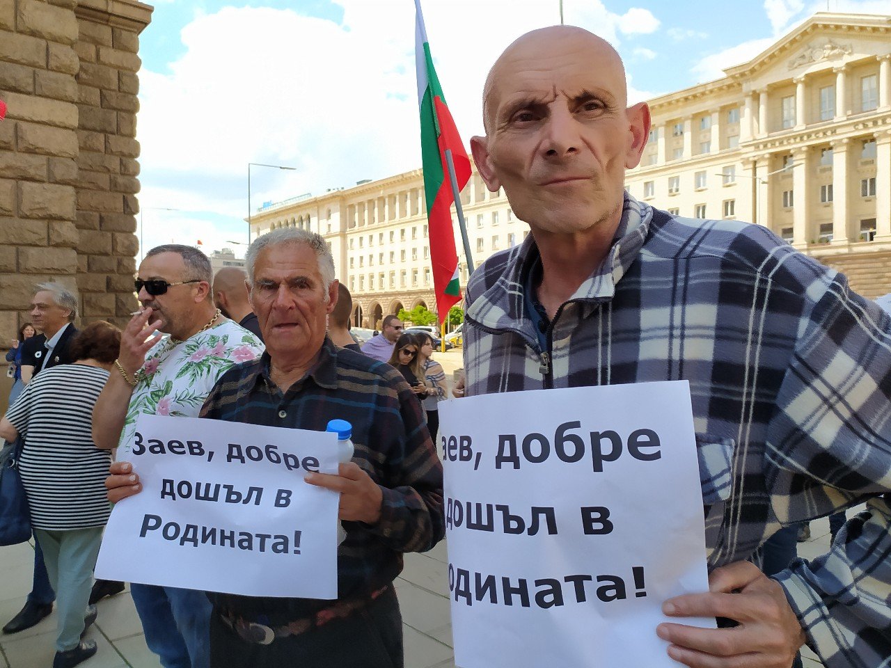 Ври и кипи под прозорците на Радев, докато говори със Заев! Ето какво се случва СНИМКИ