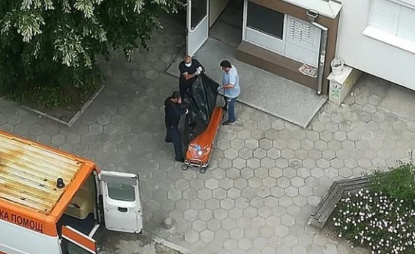 Ужасна гледка: Изнесоха труп в чувал от жилищен блок в Хасково 