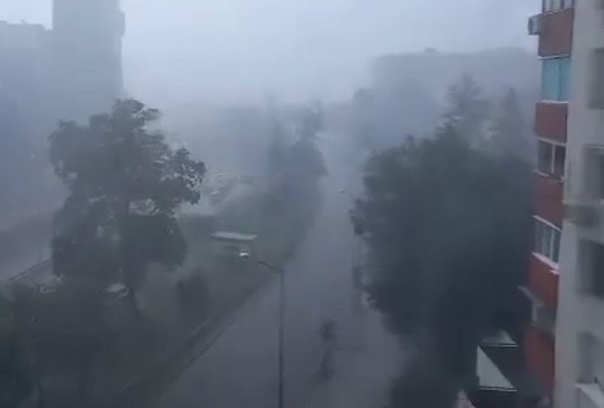 Воден апокалипсис в София! Страшни ВИДЕА от бурята, парализирала столицата