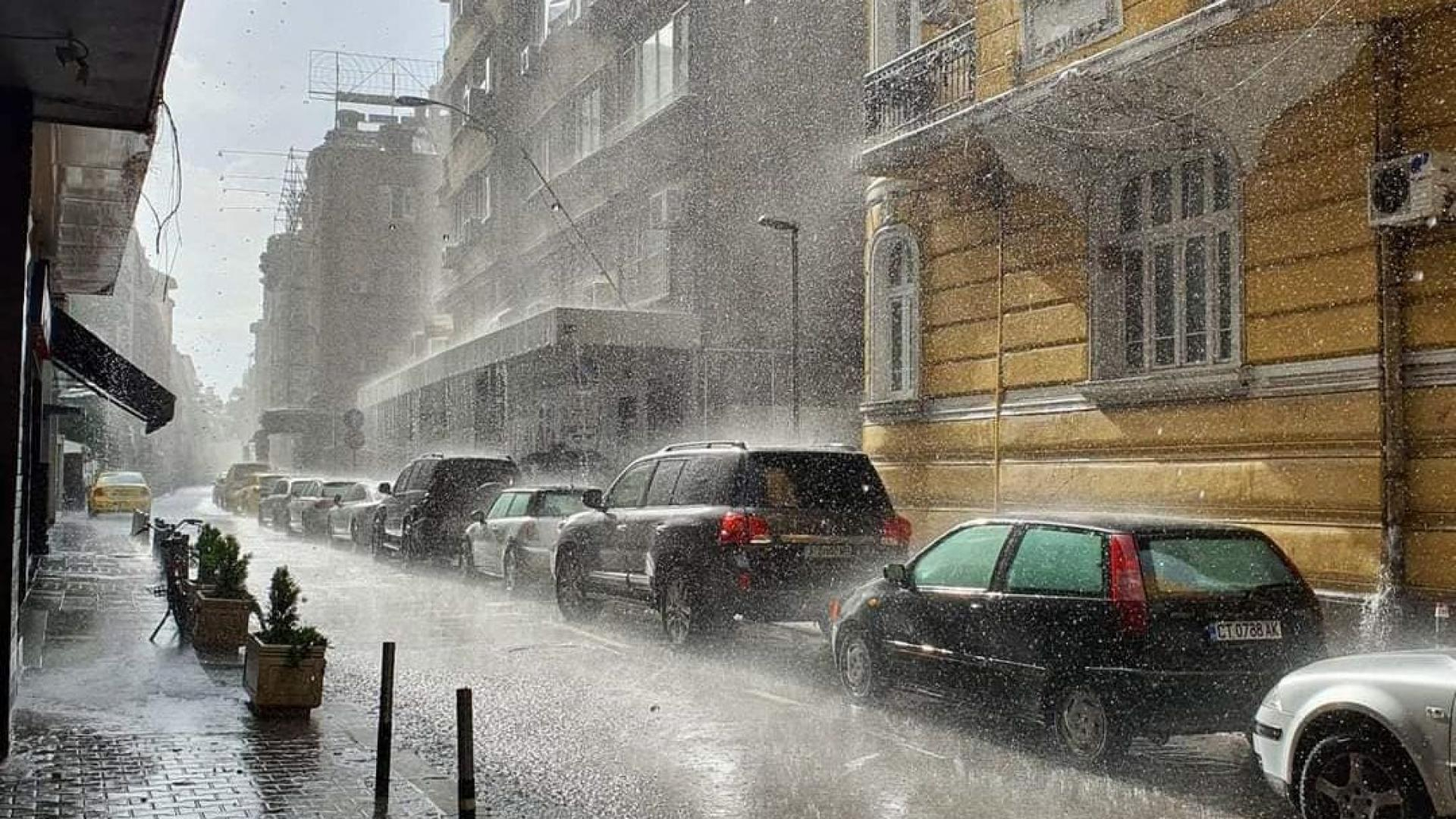 Край на жегите: Ужасно време сковава България днес