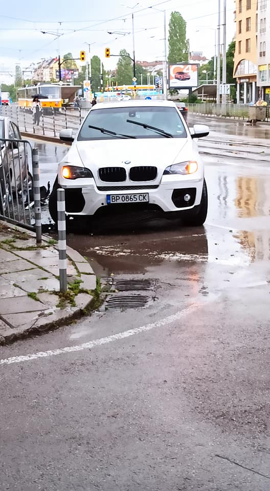 Първо в БЛИЦ! Адско верижно меле в София! СНИМКИ