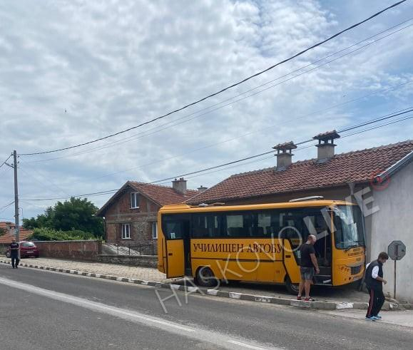Училищен автобус катастрофира край Хасково СНИМКИ