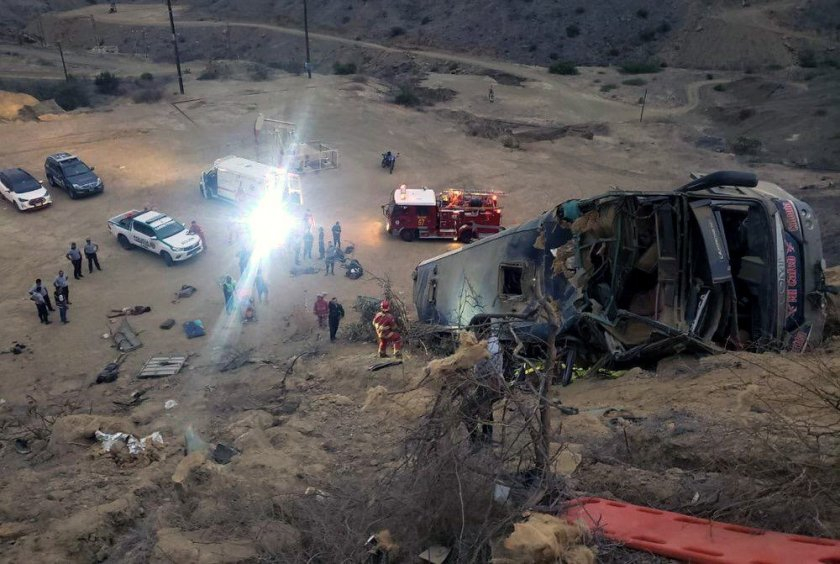 Автобус падна в 200-м. пропаст, спасители броят труповете 