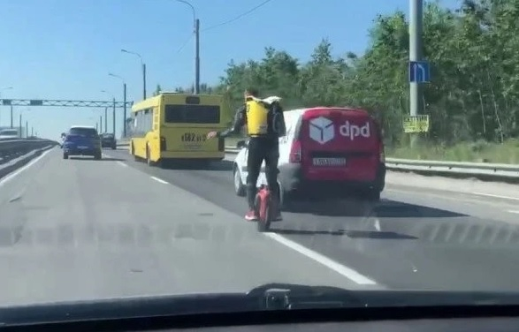 Зрелищни ВИДЕА: Куриер с моноцикъл шпори на пътя, задминава коли и автобуси