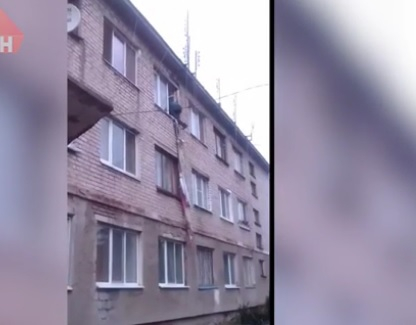 Мъж се опита да избяга от апартамент с помощта на вързани чаршафи ВИДЕО