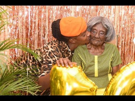 105-годишна рожденичка сподели тайната на дълголетието си СНИМКИ
