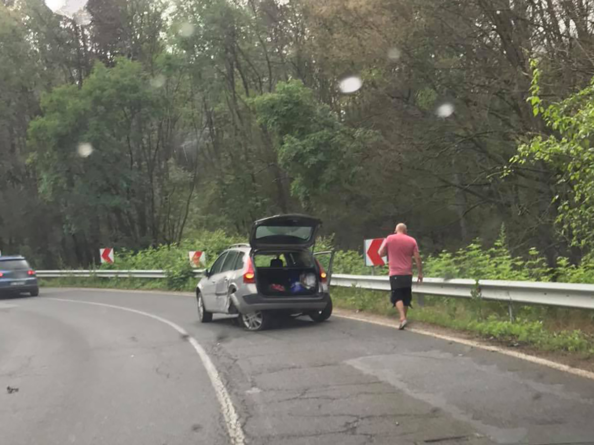 Кола в дере след тежка челна катастрофа на пътя Бургас-Обзор СНИМКИ