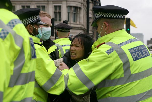 Ранени и арестувани след протест в Лондон срещу локдауна СНИМКИ