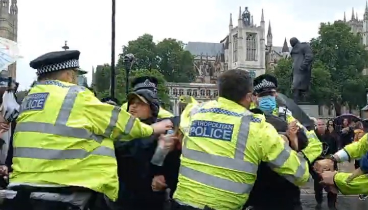 Ранени и арестувани след протест в Лондон срещу локдауна СНИМКИ