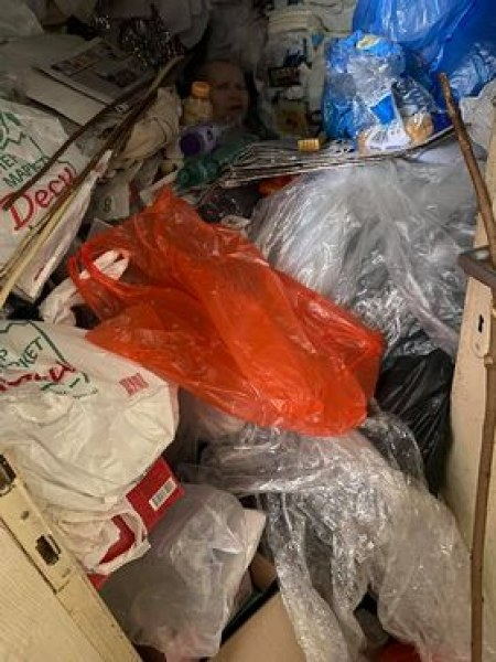 Шокиращи кадри: Жена вегетира под тонове боклуци в дома си в Пловдивско