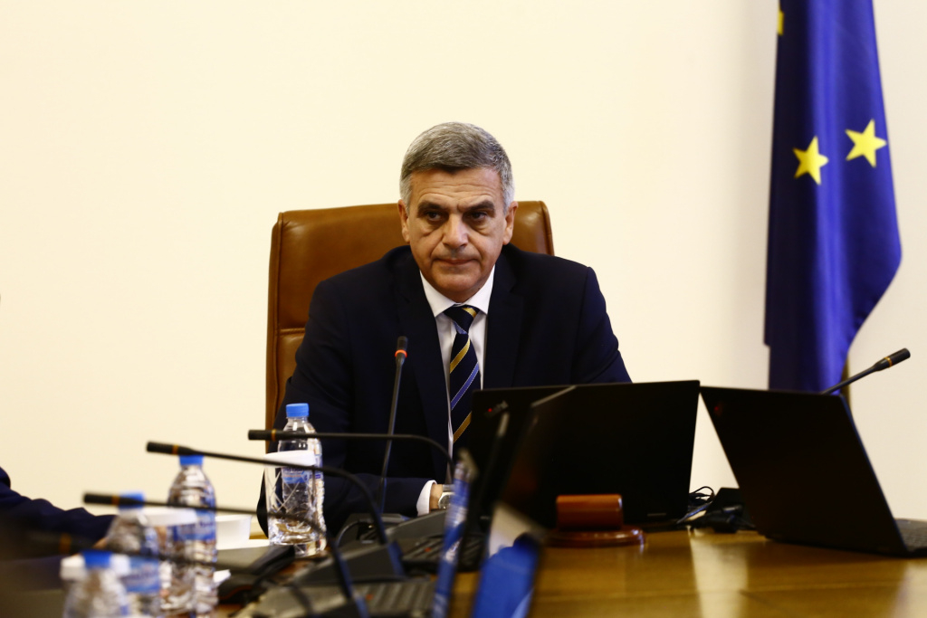 Янев заговори пред министрите за избори, но в същото време продължава с чистката 