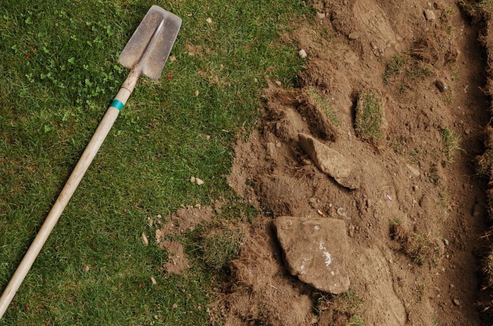 Откриха още стотици безименни гробове до бивше училище в Канада