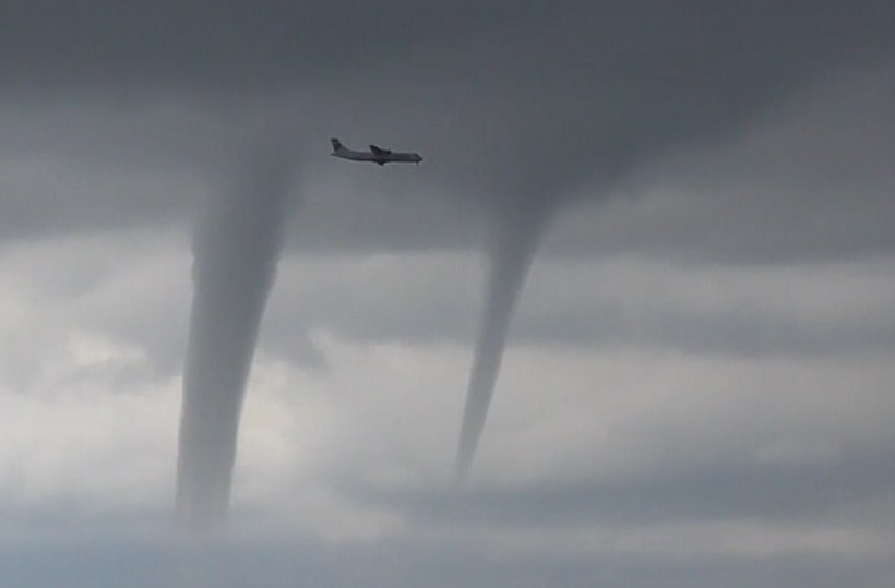 Страхотия: Пилот засне ВИДЕО как торнадо се врязва в самолета му