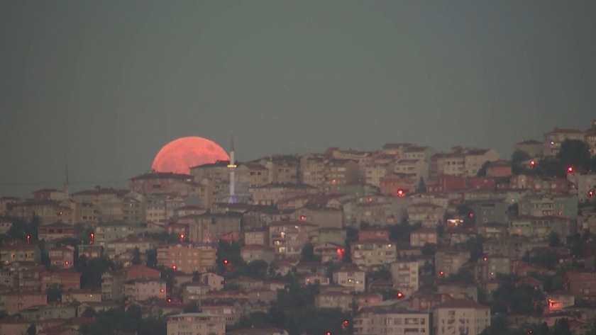 Невероятна луна се показа в небето над Истанбул СНИМКА