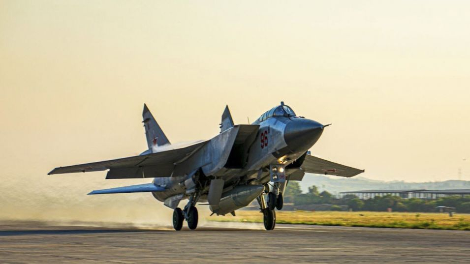 Пак екшън: Руски МиГ-31 с "Кинжал" фучат над британски самолетоносач в Средиземно море ВИДЕО