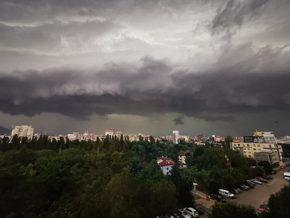 В София е като след война след страшната буря ВИДЕО 