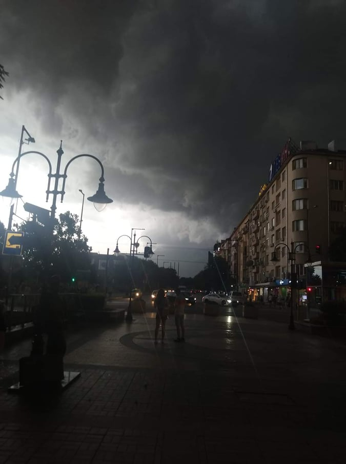 В София е като след война след страшната буря ВИДЕО 