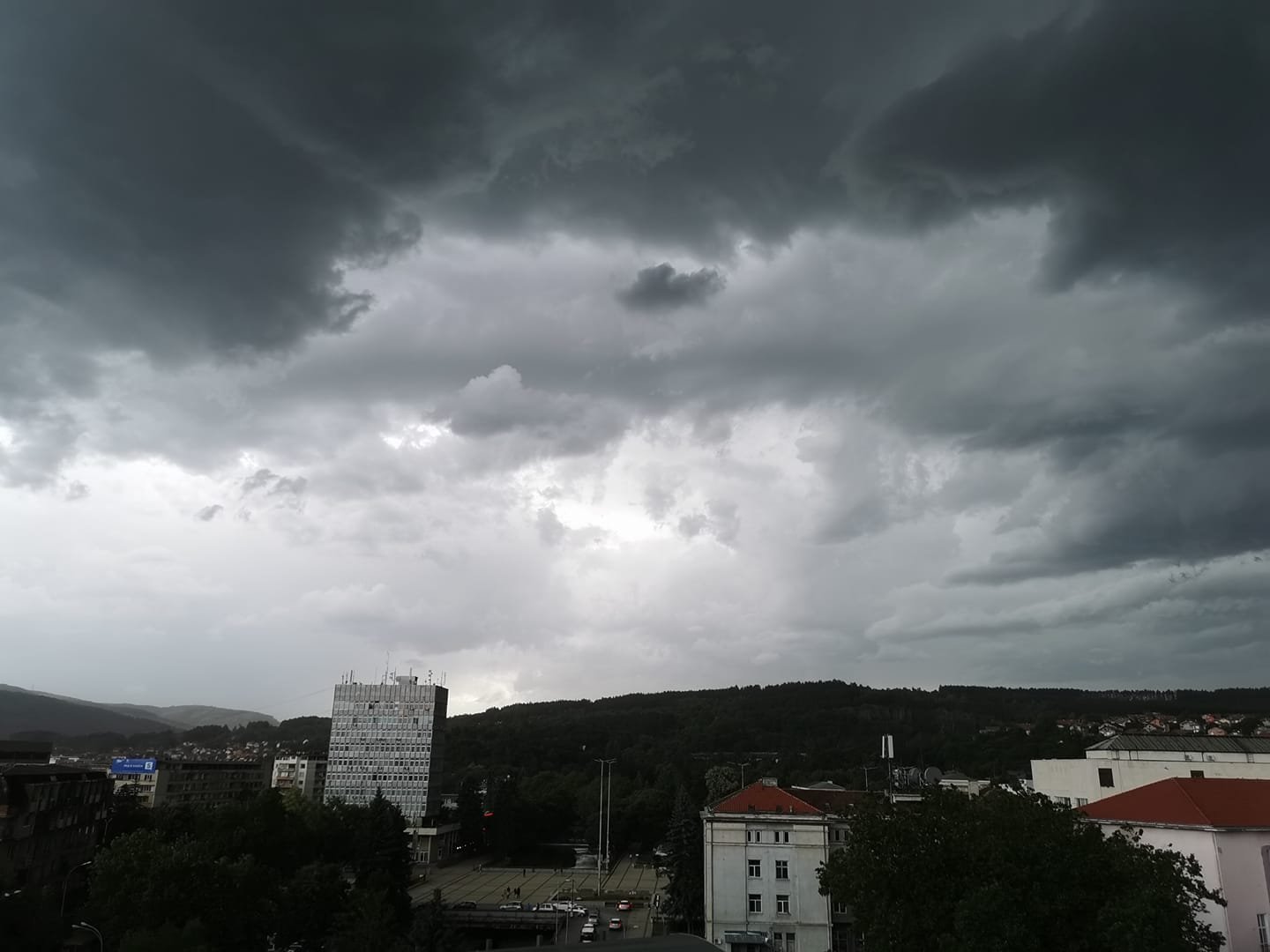 Буря като цунами помете Перник ВИДЕО 