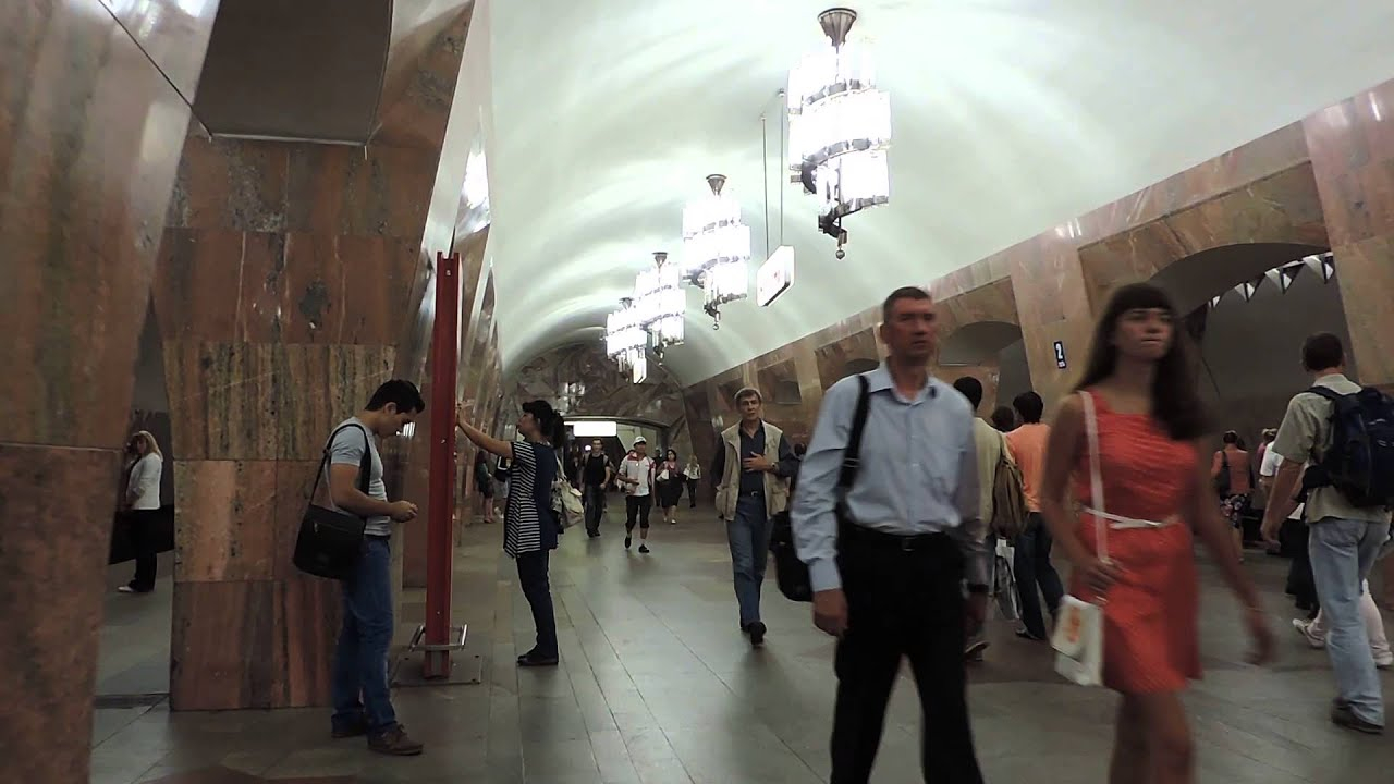 Зрелище: Жена премина само по бельо на перона на метростанция ВИДЕО