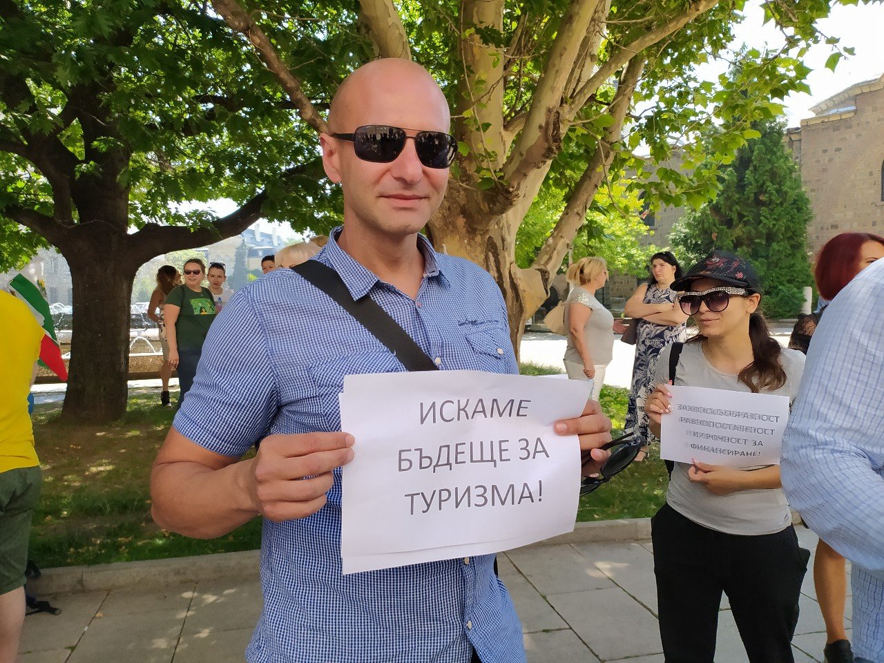 Протестиращи скандират под прозорците на Радев: Оставка! Сред тях е и проф. Рачев СНИМКИ