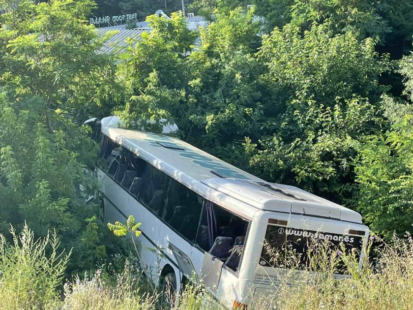 Автобус излезе от пътя и падна в канавка в Стара Загора СНИМКИ