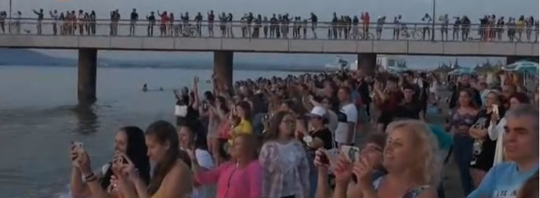 Хиляди посрещнаха Джулая на плажа в Бургас СНИМКИ