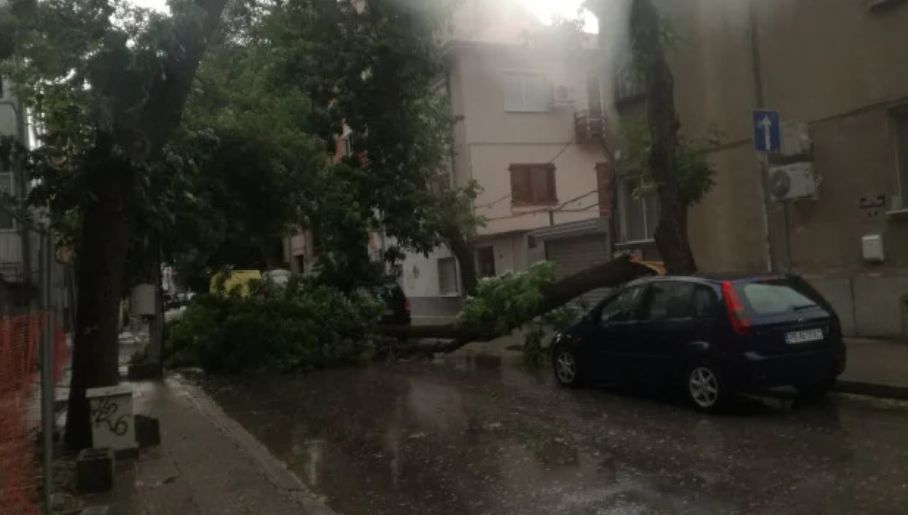 Страшна буря удари Пловдив, положението е повече от опасно СНИМКИ