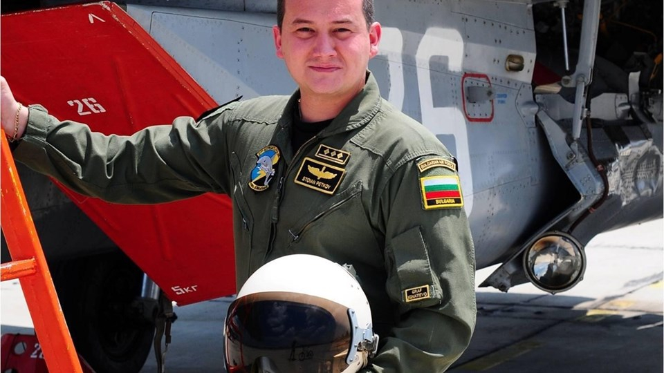 Пилот на изтребител разплака мрежата с трогателно послание към сина на майор Терзиев