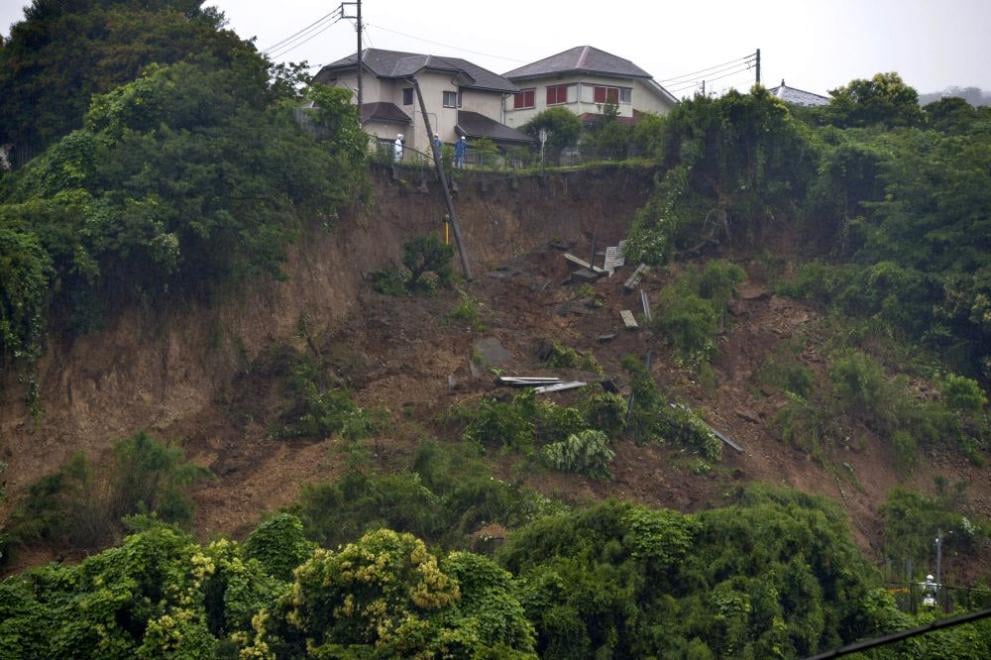 Свлачище погреба 20 души и 10 къщи, викат японската армия ВИДЕО
