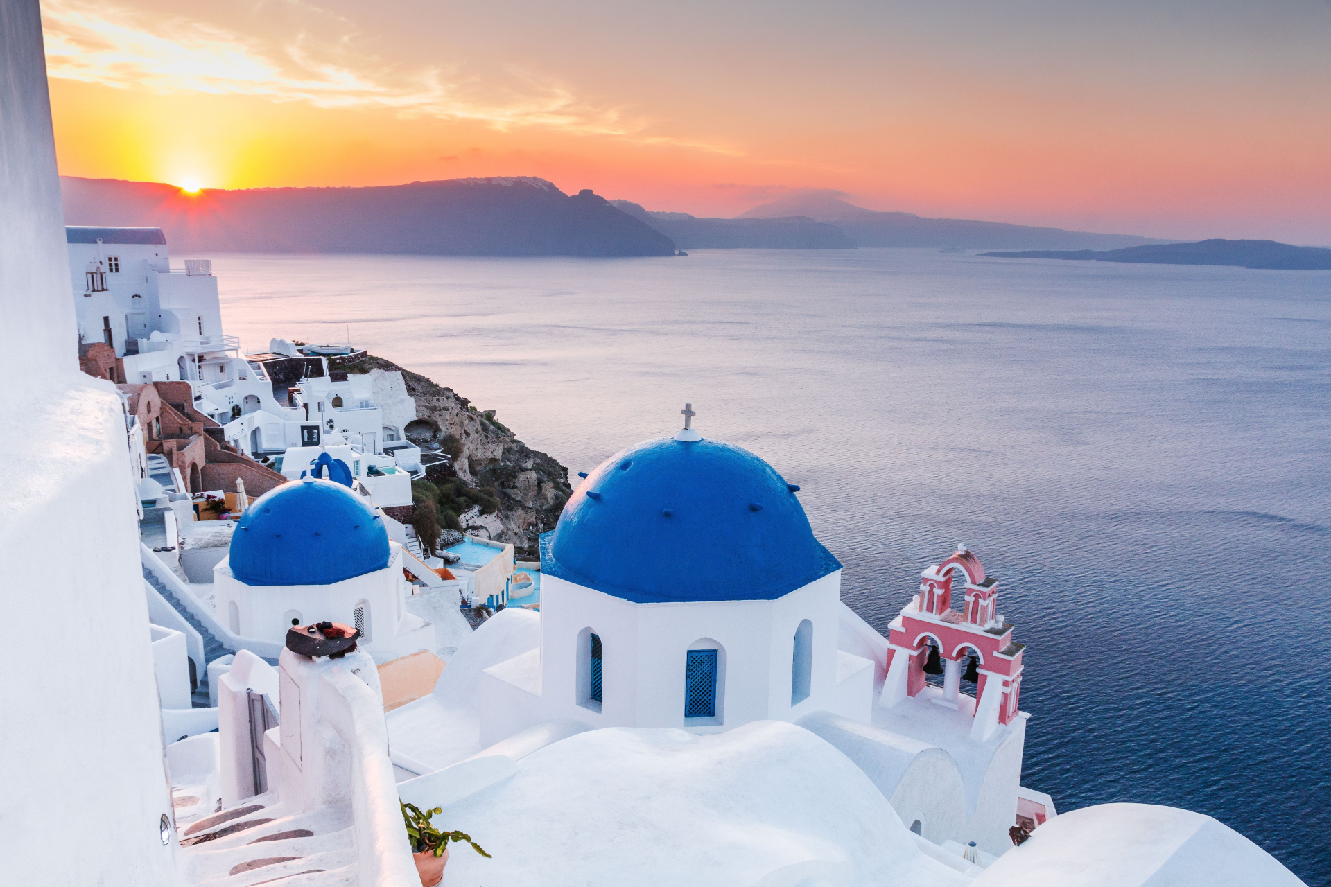 Защо на гръцките острови къщите са боядисани в тези два цвята