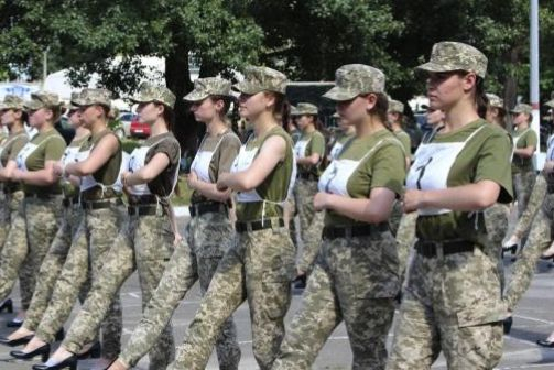 Скандал тресе Украйна: Защо накараха жените да маршируват така ВИДЕО
