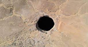 Кладенец на ада: СНИМКИ на мистериозна дупка удивиха интернет