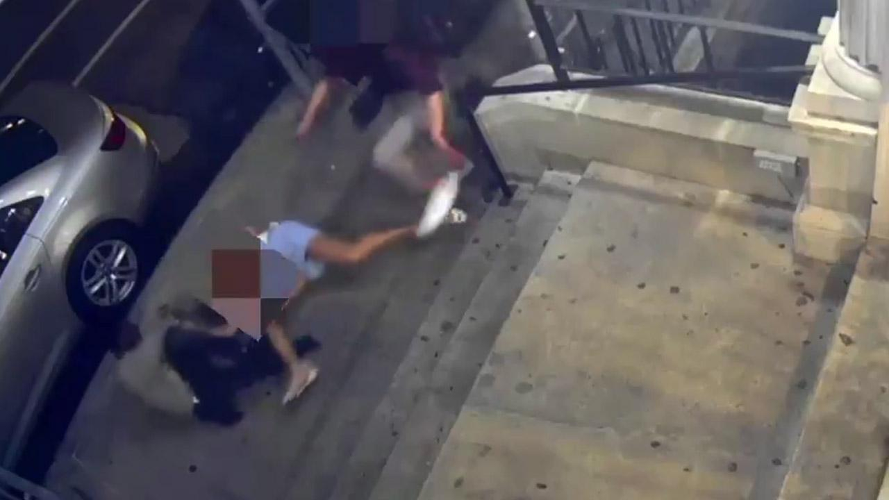 ВИДЕО 18+ с жестоко нападение на чернокож над две рускини в Ню Йорк