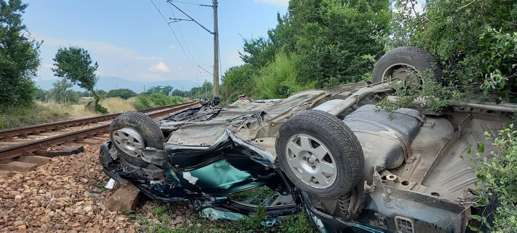 Ужас край Карлово: Влак влачи 200 метра кола с шофьор с 3-месечен стаж зад волана