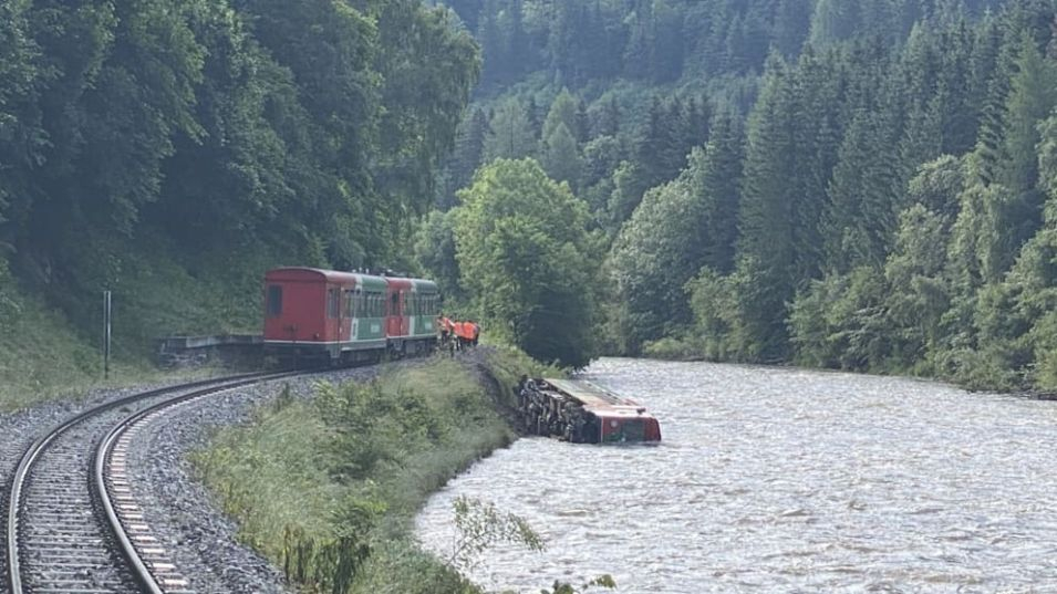 Ад в Австрия: Влак с ученици падна в река, страшно е СНИМКИ