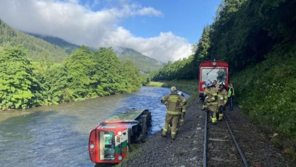 Ад в Австрия: Влак с ученици падна в река, страшно е СНИМКИ